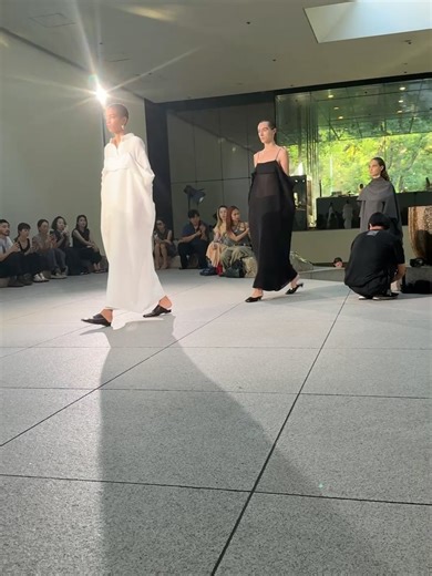 よしだれいか on Instagram: "先日 @ihnn_official の2026 S/S コレクションランウェイショーへ。 日常に溶け込みつつ、 ぐっと気が引き締まってドキドキするような 好みなものがたくさんあったし 服をつくる立場としてもとても刺激をうけました♡ 私もワンピースとジャケットを着たけど可愛かった♡ 会場ですてきに撮ってもらったよ🖤😚 （シワとかはちょと修正したことを自白します笑）"