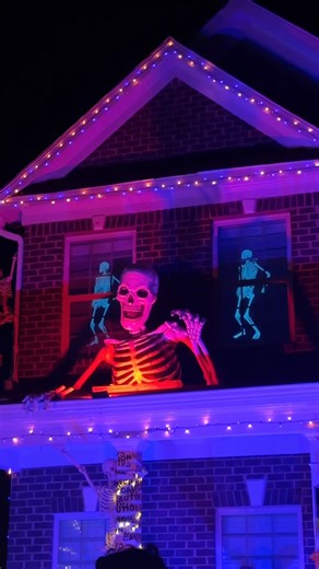 These window projections are the easiest last minute Halloween decor idea #halloween #halloweendecor