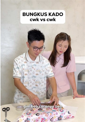 Relate ga nih?😆 Eits tenang.. tanpa ribut masalah bungkus kado, sekarang kalian bisa kasih First Cuddle Hampers Newborn @Habbie X @foxandbunny.id aja buat kado lahiran🎁 Kalian bisa pilih 2 varian bundling Habbie loh : 🌸 Soft Blossom Series (Flower Series Peony Jasmine Tea Roll-On) 🍵 Gentle Blooming Series (Tea Series Bouquet Tea Jasmine Tea Roll-On) Selain bikin mama-mama seneng, hampers ini juga punya manfaat : 👶🏼 Baby book First Colors Foxandbunny, buat stimulasi visual bayi Minyak telon