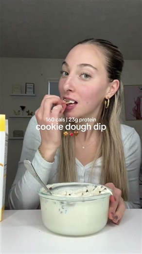 cookie dough dip🍪🤎 🌟Total Macros : 320 calories | 46g protein 🌟Per serving (2) : 160 calories | 23g