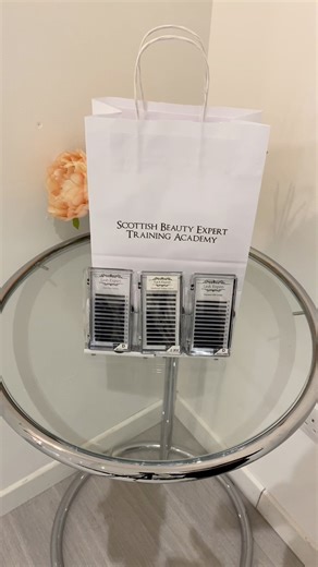 1K views | Set up for a Russian Volume Lash Extensions course with me 懶 Click the link to book https://tinyurl.com/bdd3tv6p  #lashtech #lashextensions #russianvolumelash #scottishbeautyexpert #Lashes | Scottish Beauty Expert Training Academy | Facebook