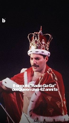 Billboard Italia on Instagram: "Il 23 gennaio 1984 i @officialqueenmusic pubblicarono il singolo "Radio Ga Ga". Nato da un’idea di Roger Taylor, il brano mostrava fin dall’inizio un forte potenziale, anche se la sua struttura non era ancora definita. Freddie Mercury entrò presto nel processo creativo e intuì che la canzone poteva diventare qualcosa di molto più grande. Durante un periodo di lavoro in studio, mentre Taylor era assente, Mercury intervenne sull’architettura del brano, riorganizzand