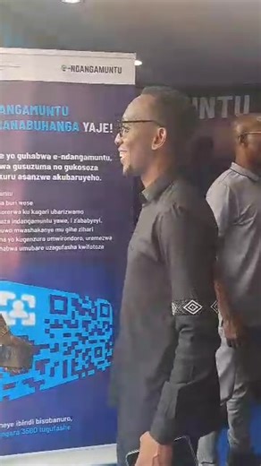 VIDEO - Bamwe mu banyamakuru bakorera mu Rwanda, baje ahabera imurikagurisha i Gikondo muri Kigali kubaza amakuru y'ingenzi kuri gahunda yo gutangiza e-Ndangamuntu, iyi ikaba ari indangamuntu ikozwe mu buryo bw'ikoranabuhanga. https://www.youtube.com/live/GSDOJ4507sA | Kigali Today