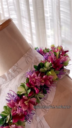 House of Ribbon Lei🍀 on Instagram: "新作 誕生花をレイにして 〜Make a ribbonlei using your birth flower〜 デザイン制作@mutsumi.nakano ねむの木(花言葉 歓喜) ベラドンナリリー(花言葉 ありのまま) 初雪草(花言葉 祝福) ベルガモット(花言葉 やすらぎ) の花を誕生花とされている方へのギフトとして。 素材の違うリボンをその特性を活かしてデザインしました。 色々なテクニックを駆使してパーツの草花をデザインする愉しみはワクワクを超えたところにある神聖な感覚を覚えました。 #hawaiianribbonlei #ハワイアンリボンレイ #ribbonlei #リボンレイ #オリジナルデザイン #originalartwork #houseofribbonlei #リボンレイ教室"