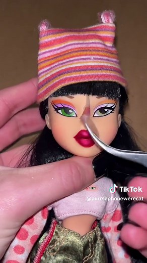 How i make this effect- ⚠️Step 1: use a paintbrush to paint a thin layer of ‘Elmer’s School Glue’ on the doll face. Let dry. ~25min Step 2: add 2-3 more layers of glue to the doll face. Let each layer dry before adding the next one. Step 3: once 3-4 layers are dry, draw with a sharpie, marker, or use acrylic paints to make designs or tattoos on the dolls skin or makeup Step 4: to remove, squeeze the doll head and peel up the glue. If the doll head is hard plastic, scratch the edges of the glue t