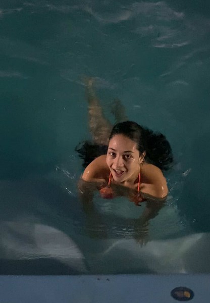 Diversão na Piscina: Meninas e Brincadeiras