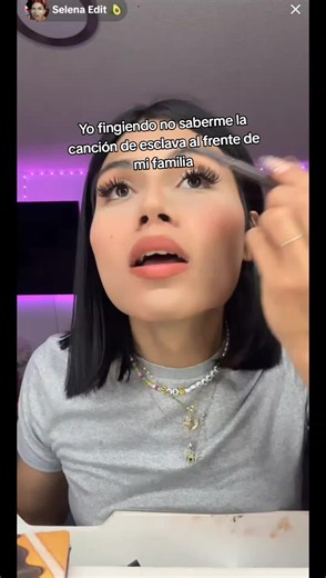 Yo fingiendo no saberme la canción de Esclava frente a mi familia
