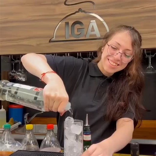 ¿Mezclar o crear? La diferencia está en la técnica. 🍸 No es solo poner ingredientes en un vaso; es entender el equilibrio, la temperatura y el arte detrás de cada movimiento. En nuestro curso de Bartender de IGA, aprendés las técnicas que transforman un trago común en una experiencia inolvidable. ¿Estás listo para pasar de aficionado a profesional detrás de la barra? #iga #igaescueladecocina #bartender | IGA Mar del plata Latinoamérica - Escuela de Cocina