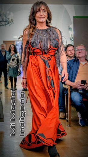 H E L E N G N O C C H I on Instagram: "Porto con me un’emozione immensa. Ho avuto l’onore di aprire la sfilata di Mi Moda durante il festival Brazil meets Gmünd, indossando un abito che non è solo moda, ma è storia, radici e identità. Questi abiti raccontano le tradizioni indigene del Brasile, unendo arte, natura e cultura in ogni dettaglio. Portarli in Austria significa costruire un ponte tra mondi, condividere valori universali e celebrare la diversità. Con profondo rispetto ho sfilato, rappre
