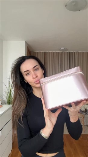 Petra / Professional makeup artist on Instagram: "✨ LANCOME Beauty Box Inter Set 2025 ✨ Unutar ovog predivnog nesesera nalaze se LANCOME bestseleri u punoj i putnoj veličini – od njege kože, preko make-upa, do prepoznatljivih mirisa. Set sadrži: 📌 Hypnôse Mascara 6.2ml – kultna maskara za zavodljiv volumen i intenzivan pogled 📌 Cils Booster 5.5ml – baza za trepavice koja pojačava efekt maskare 📌 Juicy Tube “Spring Fling” 15ml – legendarni sjaj za usne sa visokim sjajem i hidratacijom 📌 L’Abs