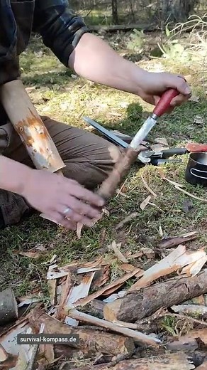 Mit diesem Trick entfernst du schnell und sicher Holz (Schnitztechnik für Bushcraft) #shorts