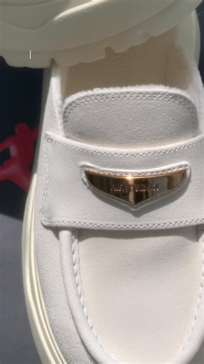 Where ease meets legacy — the Women’s Jordan Brand Air Jordan Mule ‘Soft Pearl’ brings laid-back comfort to iconic court heritage. Dressed in soft neutrals with a sculpted silhouette, it’s the perfect off-duty pair that still carries Jordan attitude. The Women’s Jordan Brand Air Jordan Mule ‘Soft Pearl’ is now available at LE Ball Park at 313@somerset, LE Hall of Fame at Queensway Shopping Centre and limitededt.com @jumpman23 | Limited Edt