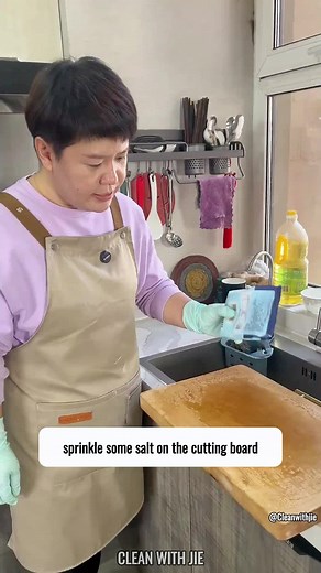 🔪✨ Cutting Board Cleaning! Struggling with leftover scraps or meat residue? Try this simple method to keep your board fresh, odor-free, and mold-free! 🧼💡 #CuttingBoardCare #CleaningHacks #FreshAndClean #KitchenTips #EasyCleaning
