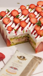 Entremets pistache & fraise 🍓 L’alliance parfaite entre la douceur de la pistache et la fraîcheur de la fraise. Un dessert léger, fondant et équilibré, idéal pour les grandes occasions. Ingrédients Biscuit à la pistache 4 œufs 150 g de sucre 100 g de farine 50 g de poudre de pistache 50 g de beurre fondu Extrait de pistache couleur pistache Crème mousseline fraise 500 g de crème pâtissière goût fraise 250 g de beurre Arôme fraise Crème pâtissière 500 ml de lait 3 jaunes d’œufs 60 g de maïzena 1