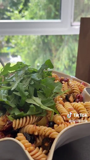 Mediterraner Nudelsalat mit cremigem Pesto-Dressing