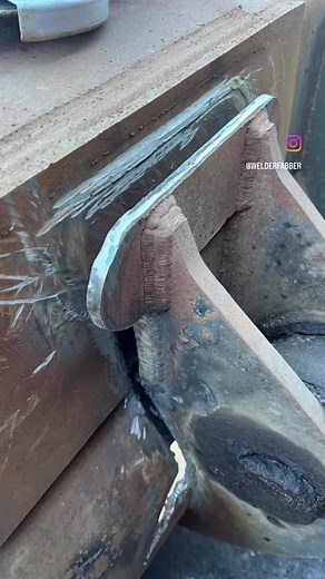 Case loader bucket repair. #welder #onsite #onsitewelding #loadingshovel #repair #migwelder #welding #welderfabber