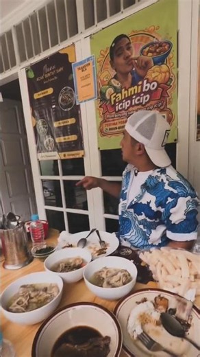 Raffi and friends eat at Fahmi Boo's stall and help promote it