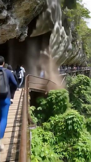 Mengerikan! detik detik tebing wisata longsor #trendingshorts #shortsvideo #shortsviral