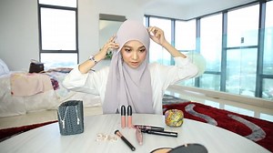 Meh Nabila Razali ajar gayakan tudung dan make up 😘 via Youtube / Glow Up | Gaya Tudung