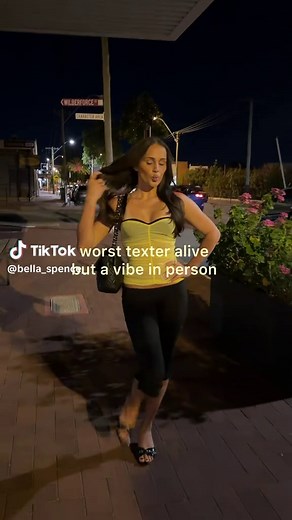 Bella Spence (@bella_spence_)’s video of texting
