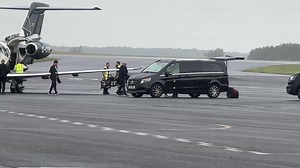 @SkySports_Keith 🚨 🎥 EXCLUSIVE: Omar Alderete touching down in the North East to sign for Sunderland! 🛩️ The Paraguay international arrived on a private jet at noon alongside his representatives. 🇵🇾 The 28-year-old has agreed a 4-year deal for £10.4m ( £1m add-ons) and will begin his medical this afternoon. #SAFC 🔴 ⚪️ 🐈‍⬛ | Sunderland AFC News And Banter Page