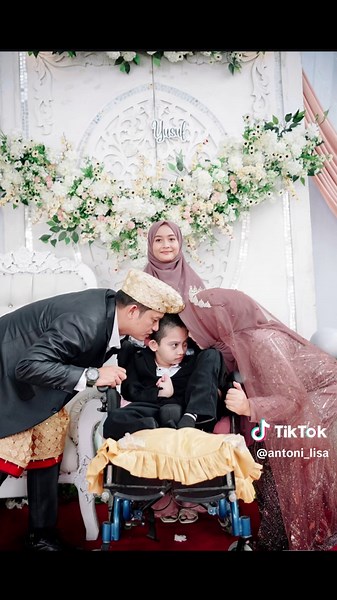 🗣 anak nya gk bs minta di rayakan khitan aja bikin acara heboh .. biarkan org bicara sesuka mereka nak kita punya Allah 😊😊 mereka gk tau aa selalu kami rayakan dlm hal apapun😘bukti kami tdk membedakan aa dg anak2 seusia aa yg normal, apapun kami usahakan bahagia itu untuk aa.. sehat terus soleh ibu😘😘