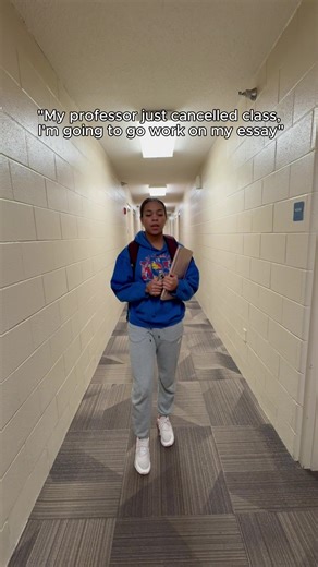 Cancelled class = “I’ll be productive” (narrator voice: she was not) 😌📱😴