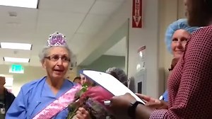 2.3M views · 59K reactions | La plus ancienne infirmière des États-Unis vient d'avoir 90 ans et continue de bosser ! Elle soigne les gens depuis près de 70 ans. Respect | Club Deco | Facebook