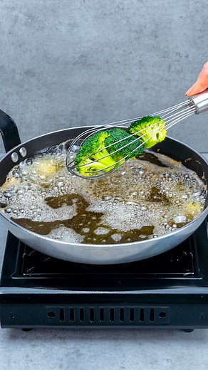 365K views · 841 reactions | Asa broccoli delicios, pregatit in acest mod, inca nu ai gustat! Ingrediente unt: 20 g broccoli: 1 buc cașcaval: 150 g ouă: 4 buc iaurt: 40 g fulgi de ardei iute: 1 g sare: 8 g piper negru: 4 g boia de ardei dulce: 7 g sos de roșii: 25 g mozzarella: 200 g roșii: 1 buc ulei: 15 ml bacon: 30 g oregano: 5 g cremă de brânză: 25 g ceapă: 1 buc iaurt: 40 g mărar: 10 g pătrunjel: 10 g praf de usturoi: 3 g piper negru: 2 g sare: 4 g | Savuros.TV | Facebook