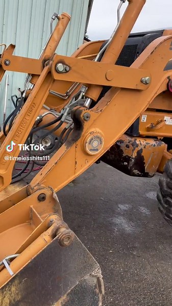 Finding hydraulic leak by steam cleaning bottom back hoe #case #580supern #casebackhoe #backhoe #construction #mechaniclife #mechanics #diesel