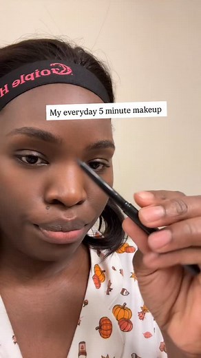 18K views · 2.7K reactions | This is my everyday simple makeup routine . It takes me about 5 minutes to do. Foundation @esteelauder Concealer @esteelauder Those are a game changer if you want your makeup to stay all day! Perfect for oily skin. #makeup #makeuptutorial #5minutemakeup #reel #fyp #esteelauderdoublewear #esteelauder #beauty #beautycare #selfcare #lipgloss | Akinyi Taylor & Benjamin | Facebook
