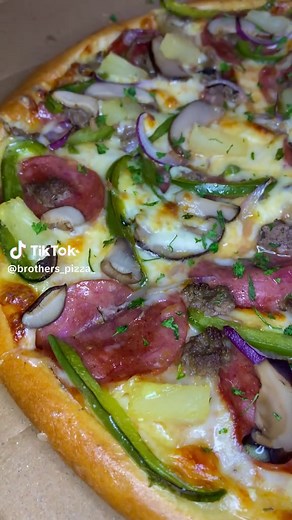 Fresh ingredients makes the difference 👨🏾‍🍳 Here's our Big Brother Pizza 🤤 #brotherspizza #pizza #pizza