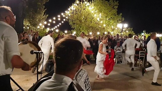 Giorgia Meloni balla la pizzica pugliese !!! Le Radici del Sud Masseria Beneficio www.VacanzeOstuni.com | VacanzeOstuni