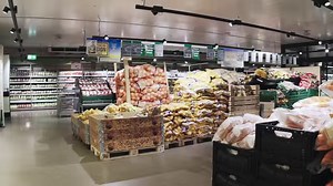 Am 4.4. ist es soweit und vier unserer Märkte erstrahlen in neuem Glanz! ⭐ Im Clip siehst du schon mal, worauf du dich freuen kannst. 📸 😎 Um das neue Einkaufserlebnis vorab zu testen, machen sich für dich am Dienstag ein paar Blogger auf den Weg durch die METRO Frankfurt-Rödelheim. Halte dich also bereit für weitere spannende Einblicke! Diese Märkte sind umgebaut: - Frankfurt-Rödelheim: http://fal.cn/Roedelheim - Berlin-Berolina: http://fal.cn/Berolina - Koblenz: http://fal.cn/Koblenz - Karlsr