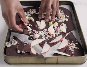Who doesn't like chocolate? It's rich, creamy and a great pick-me-up treat. Mix and match your favourite dried fruits, nuts and even edible flowers to customise this Pink Lady® dark chocolate bark. Click the link for the recipe > https://bit.ly/2CW9rhm | Pink Lady Apples SA