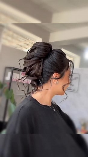 ‎شینیون‎ on Instagram‎: "آموزش شینیون جمع اماااااااا شنیون جمع وسط ،اگه میخوای نکات این شینیون جذاب و بدونی چیه و به چه کسایی میاد و چه لباسی باید باهاش پوشیده بشه کانال اینستا رو یه سر بزن 😚😚 #شینیون_بسته #شینیون_مو"‎