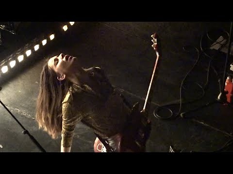 Haim - Danielle's guitar-solo Right now, Paradiso 18-06-2018
