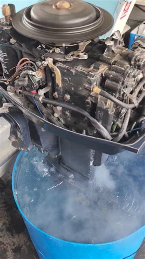 Running that 1993 Evinrude 30hp short shaft 2-stroke, and showing & explaining a few things as well. | Outboard Madness