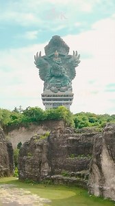 Culture….Action! @gwkbali after dark is a Bali experience you don’t want to miss! 🌴🎬🌟 Watch the sunset paint the sky, as mesmerising dance performances unfold between towering cliffs. Then, as night falls, the legendary Baraong Show takes centre stage, bringing Bali’s myths to life🌅👹 But the magic doesn’t stop there… GWK’s iconic statues glow under the starlit sky, while the twinkling city lights of Bali create the perfect backdrop 🌃✨ 3-hours of culture, entertainment & pure enchantment aw