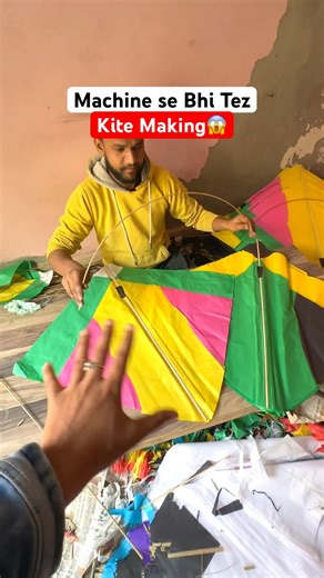 1 Minute mai 100 Kites Bnadi😱 | Machine se Bhi tez KITE MAKING | Amritsar Kite Flying #shorts #kite
