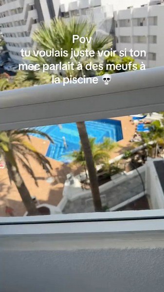 POV: tu voulais juste voir si ton mec parlait à des meufs à la piscine… #couple #drôle
