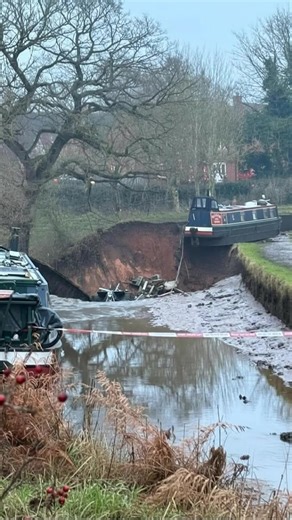Canal breach in Whitchurch on the Llangollen canal #narrowboat #canal #whitchurch #llangollen #boat | Canal Boats