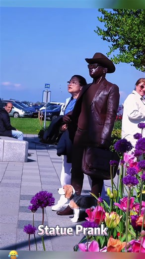 Statue prank 🤣🤣🤣it’s funny 🤣🤣🤣#funny #statue #prank #statueprank #fyp