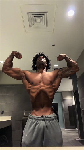 Replying to @Hoàng Anh Dũng 🇻🇳 I had to run it back for fun 😂🔥 #160 #jacked #shredz #aesthetics #anime @DFYNE CODE SKI10