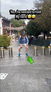 This boy deliberately stood on the divider in China