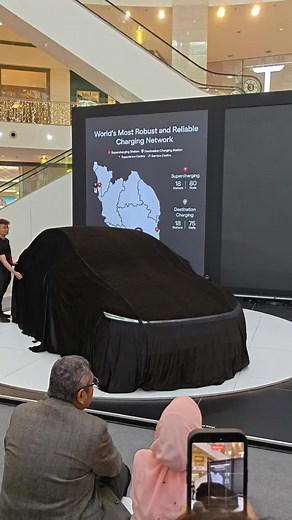 Pelancaran rasmi Tesla Model Y di Malaysia, Jarak 681 WLTP dan Harga RM 260 Ribu. Pertama kali diperkenalkan do China pada Jun 2025, tidak sampai setahun telah masuk ke pasaran Malaysia, selepas Korea Selatan dan Australia. Tesla Model YL inilah yang ditunggu-tunggu peminat Tesla yang mahukan SUV EV 6 tempat duduk. Spesifikasi ringkas Tesla Model YL di Malaysia : - Jarak perjalanan WLTP 681km - 0-100km/j 5 saat - Kelajuan Maksimum 201km/j Menarik diumumkan oleh Tesla Malaysia adalah jaminan mere