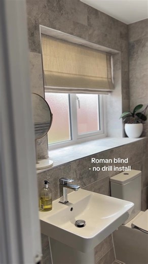 Updating your windows doesn’t have to be complicated ✨ Our no-drill Roman Blind headrail clicks into place in minutes, no toolbox required. Place. Click. Attach. That’s it ☀️ Watch 📸 rachelannehome install the Harlow Stone & Latte Roman Blind and see how easy it really is. #bathroomstyling #nodrillblinds #romanblinds #bathroomrenovation