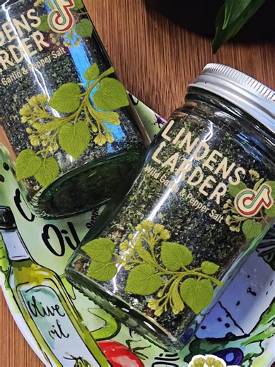 Wild Garlic & Pepper salt: A Walk in the Woods Wild Garlic & Pepper salt This recipe is so versatile. If you want to keep it even simpler, make just the base and switch out the Peppercorns with any herbs and spice you want or don't add any at all. It's yours to make and use however you want. 🌿🥣 Yield: 1 spice jar or airtight container Ingredients wild garlic Salt Peppercorns Let's connect: 📍 TikTok: @lindenslarder 📍 YouTube @lindenslarder Pull up a chair, grab a cup of tea, and stay awhile. 