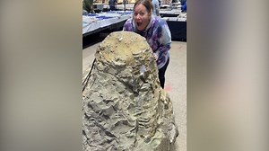 比人还大的一块水晶，看看里面长什么样...