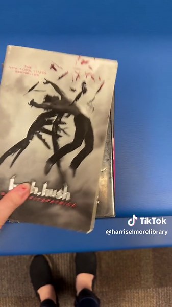 Sing if you’ve read it: part 2! #books #booktok #library #librariansoftiktok #librarytiktok #angst #tumblrcore #twilightsaga